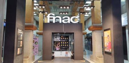 Entrada principal de la Fnac de Alicante, en la avenida de la Estación.