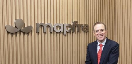 Antonio Huertas posa junto a la nueva imagen visual de la compañía