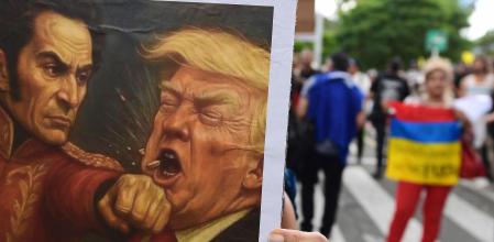 Una pancarta en la que Simón Bolívar, golpea al presidente estadounidense Donald Trump, durante la Marcha por la Soberanía y la Democracia&nbsp; en Medellín (Colombia) en enero de 2026. r..&nbsp;