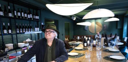 Rafael Antonín en la mesa alta a la entrada del restaurante.