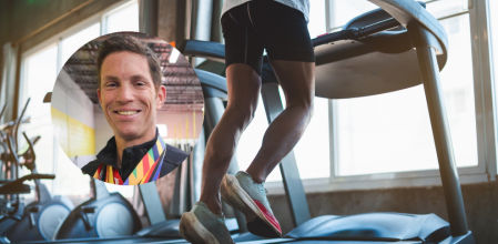 Un hombre corriendo en la cinta de un gimnasio