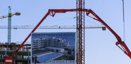 Especial Dinero sobre mercado inmobiliario. imágenes nuevas de construcción de viviendas (obras), de anuncios de compraventa y alquiler, de inmobiliarias y gente mirando los escaparates de las inmobiliarias y de pisos en general. Promociónnes Vivienda Alquiler