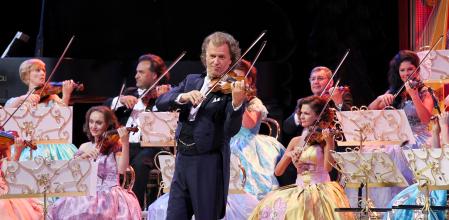 El director de orquesta y violinista neerlandés Andre Rieu, en una de sus actuaciones