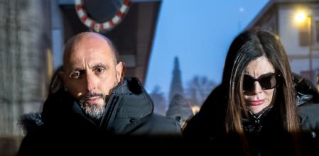 TOPSHOT - Owners of Le Constellation bar Jacques Moretti (L) and Jessica Moretti arrive for a hearing at the Office of the public prosecutor of the Canton of Valais, in Sion, on January 9, 2026. The French couple, facing charges of manslaughter by negligence, bodily harm by negligence and arson by negligence, have been called in for questioning after 40 people, most of them teenagers, were killed, while 116 were injured in a fire that ripped through a bar in the luxury Alpine ski resort of Crans-Montana on New Year's Eve. (Photo by Fabrice COFFRINI / AFP)