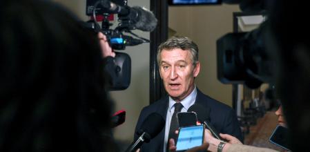 El presidente del PP, Alberto Núñez Feijóo, se dirige a medios de comunicación tras declarar, en calidad de testigo y de forma telemática desde su despacho en el Congreso 