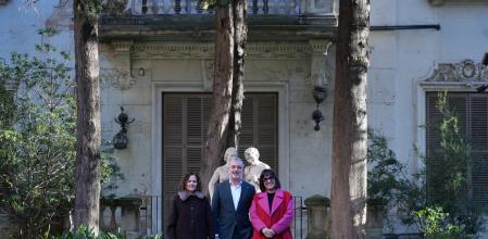 La consellera de Cultura, Sònia Hernández, l'alcalde de Barcelona, Jaume Collboni, i la presidenta de l'Acadèmia del Cinema Català, Judith Colell, davant la Torre Avenir de la Finca Muñoz Ramonet