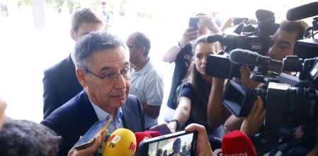 GRAFCAT2128. BARCELONA, 18/09/2025.- El expresidente del FC Barcelona Josep Maria Bartomeu a su salida de la Ciudad de la Justicia de Barcelona donde este jueves ha declarado como investigado ante la jueza del caso Negreira, que pretende aclarar el motivo de los más de 7 millones de euros que el exvicepresidente del Comité Técnico de Árbitros (CTA), José María Enríquez Negreira, recibió del FC Barcelona entre 2001 y 2018, en una jornada en la que también ha tomado declaración como investigado al expresidentes del Barça Sandro Rosell. EFE/Quique García