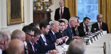 Donald Trump insta a los ejecutivos del sector petrolero a invertir en Venezuela