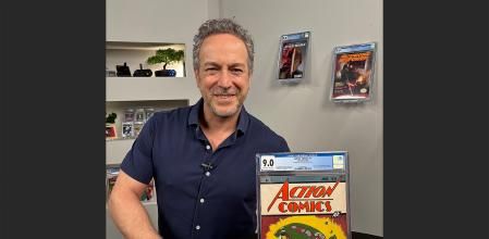 Vincent Zurzolo, presidente de Metropolis Collectibles/Comic Connect con el ejemplar vendido&nbsp;