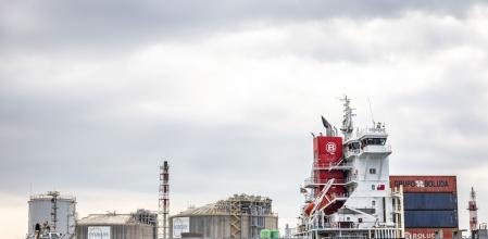 Una terminal de GNL en el puerto de Barcelona
