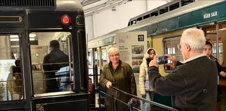 Agustín retrata a su esposa Josefa, ayer, en la exposición de trenes históricos de TMB