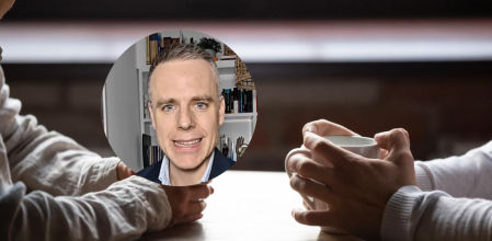 Dos personas manteniendo una conversación