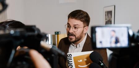 El diputado de Sumar, Alberto Ibáñez, durante la Comisión de Investigación de la dana, en el Congreso de los Diputados, a 15 de diciembre de 2025, en Madrid (España). La comisión del Congreso que investiga la gestión de la dana que costó la vida a 230 personas en la provincia de Valencia el 29 de octubre de 2024 interroga hoy a la entonces consellera de Emergencias de la Generalitat imputada en la causa abierta en el juzgado de Catarroja, y al que ejercía como secretario autonómico de Presidencia con el expresident Carlos Mazón.