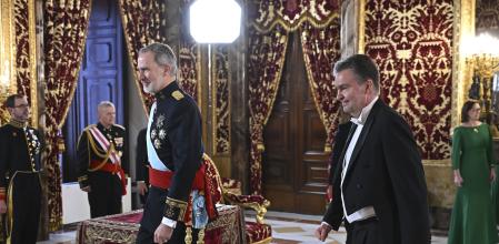 El nuevo embajador de Hungría, Jorge de Habsburgo-Lorena, acompaña al rey Felipe VI tras entregar las cartas credenciales durante una ceremonia celebrada en el Palacio Real de Madrid, este lunes. 