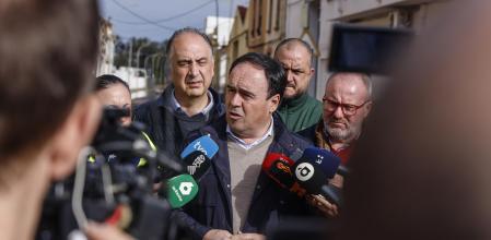 El president de la Generalitat Valenciana y líder del PPCV, Juanfran Pérez Llorca (c), atiende a los medios durante su visita a la localidad de Carcaixent.&nbsp;