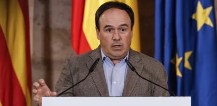 El presidente de la Generalitat valenciana, Juanfran Pérez Llorca, ofrece una rueda de prensa tras su reunión con el presidente de la Confederación Empresarial de la Comunitat Valenciana (CEV), la secretaria general de CCOO-PV,  y el secretario general de UGT-PV, en el Palau de la Generalitat, a 9 de enero de 2026, en Valencia, Comunidad Valenciana (España). Pérez Llorca debate con empresarios y dirigentes sindicales las consecuencias para la Comunidad Valenciana de la reforma del modelo de financiación autonómica presentado por el Gobierno.