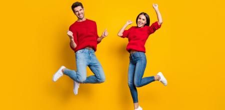 Pareja saltando