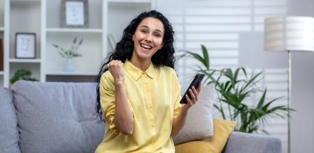 Una mujer celebra con alegría las espectaculares rebajas de AliExpress