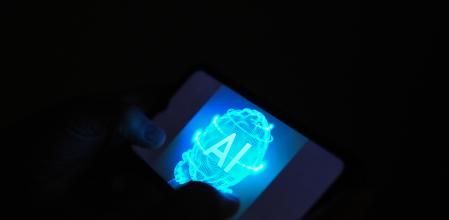 Un móvil con las siglas AI de Artificial Intelligence (Inteligencia Artificial), a 24 de octubre de 2025, en Barcelona, Cataluña (España). Según un estudio de la Universidad Internacional de La Rioja (UNIR), España se sitúa a la cabeza del desarrollo de la Inteligencia Artificial (IA) en el ámbito de habla hispana. El estudio, titulado ‘España ante la Inteligencia Artificial: capacidades instaladas, desafíos y oportunidades’, destaca las sólidas capacidades del país y su potencial para ser un referente internacional, al tiempo que subraya la necesidad de fortalecer la cooperación regional.