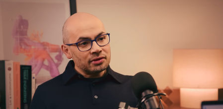 Demis Hassabis en un momento del podcast