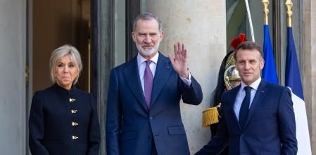 El Rey, junto al presidente de la República Francesa, Emmanuel Macron,&nbsp; y su esposa, Brigitte Macron, este martes a las puertas del Elíseo&nbsp;&nbsp;