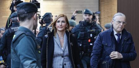 La exconsellera de Justicia i Interior de la Generalitat Valenciana Salomé Pradas, en compañía de su letrado, a su llegada a los juzgados de Catarroja, el 12 de enero de 2026.&nbsp;