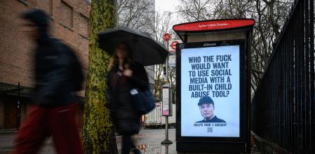 Cartel aparecido en Londres que critica con lenguaje grueso a la IA de Twitter.&nbsp;