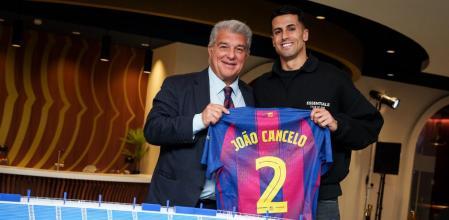 Cancelo y Joan Laporta tras la firma del contrato del lateral