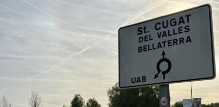 Un rètol amb l'indicació de direcció de Sant Cugat i Bellaterra des de la rotonda d'accés a Bellaterra amb el cartell de Cerdanyola del Vallès.