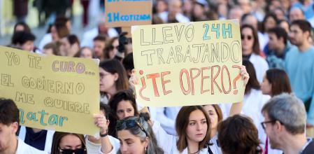 Decenas de médicos durante una concentración convocada por el Sindicato Médico contra el Estatuto Marco propuesto por el Ministerio de Sanidad, a 11 de diciembre de 2025, en Santander, Cantabria.&nbsp;
