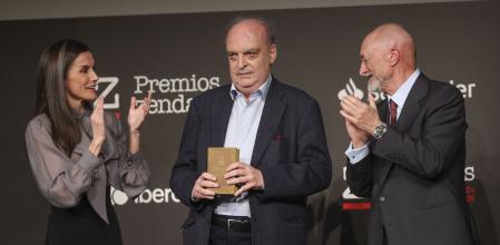 &nbsp;La Reina, junto al escritor Arturo Pérez-Reverte, editor y cofundador de Zenda, entregan el premio Zenda de Honor al escritor Enrique Vila-Matas&nbsp; este martes en Madrid.