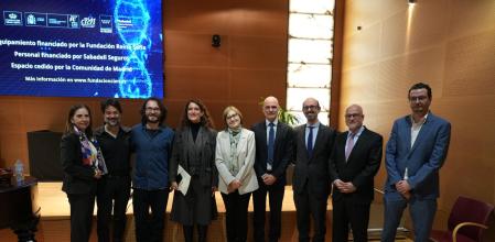 Los participantes en el acto de inauguración del laboratorio
