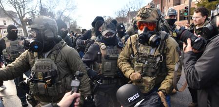 Agentes de ICE y otras agencias federales forcejean con una persona durante las protestas contra su presencia en Minneapolis, este martes.