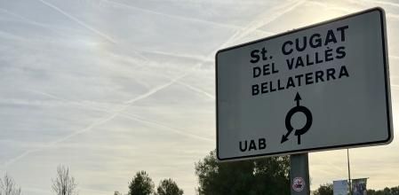 Cartell indicador a la rotonda d’accés aBellaterraamb la senyalització deCerdanyoladarrere