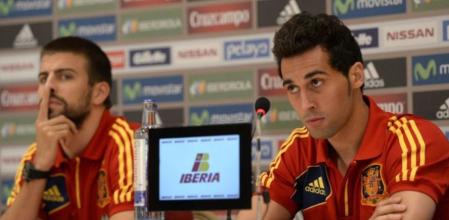 Arbeloa y Piqué, en una rueda de prensa con la selección española