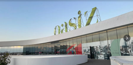 Imagen del modernista centro comercial Oasiz, ubicado en Torrejón