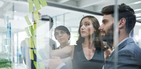 Dirigir una empresa implica tomar decisiones sostenidas en el tiempo y apoyarse en equipos y asesoramiento especializado