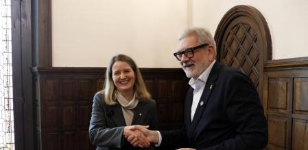 Mònica Martínez y Fèlix Larrosa en el Ayuntamiento de Lleida.