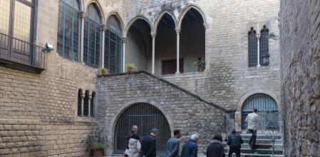 La consellera Hernández, Borja de Riquer y Eduard Escoffet, entre otros, entrando en el Palau Requesens