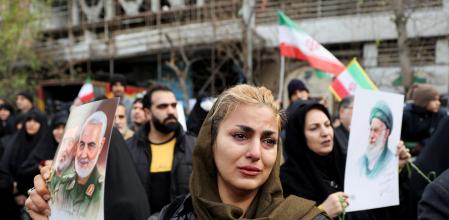 La RepúblicaIslàmicaenterra els seus.Funeral massiu aTeheranpels militars i policies morts a la revolta