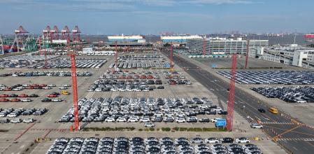 Cotxes xinesos en espera de ser enviats a l’exterior al port deShanghai