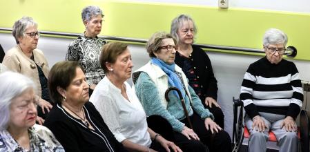 Una clase de meditación para mujeres en un casal para personas mayores