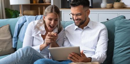 Una pareja sonríe tras comprar un artículo muy rebajado en AliExpress este invierno