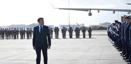 Emmanuel Macron pasa revista a las tropas en la base de Istres, en el sur de Francia