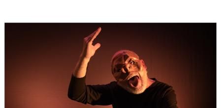 El actor Santiago Sánchez, con mácara, durante la representación&nbsp;