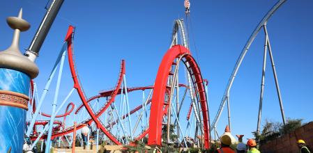 La parte superior del ‘looping’ más alto del Dragon Khan (42 m), el 'vertical loop', se ha descolgado este jueves de la atracción&nbsp;