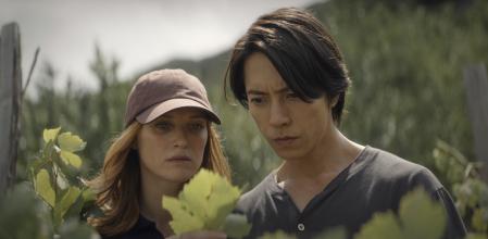 Su relación se vuelve a tensar cuando llega un misterioso vino sin etiqueta.