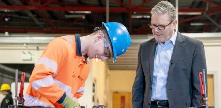 Starmer habla con un aprendiz durante su visita ayer a un centro de promoción de les políticas energéticas públicas en Perth (Escocia)