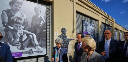 Von der Leyen y el presidente chipriota, Nikos Christodoulidis, en la línea que separa Nicosia