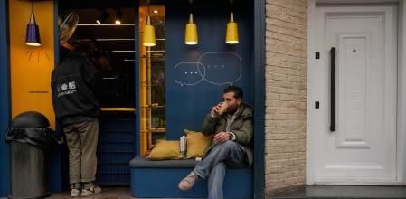 Un hombre tomando ayer café en el centro de Teherán